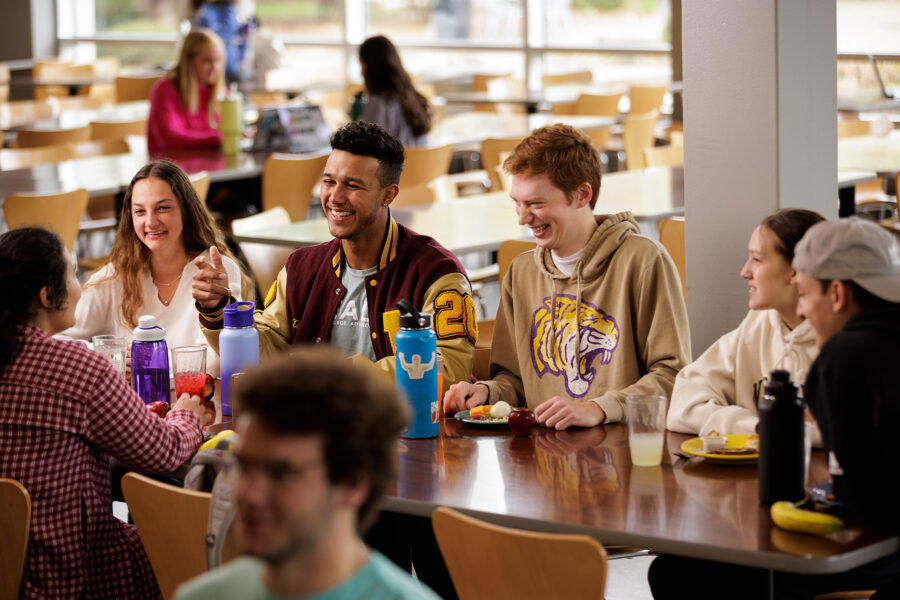 Students enjoy lunch at Ludwig Center