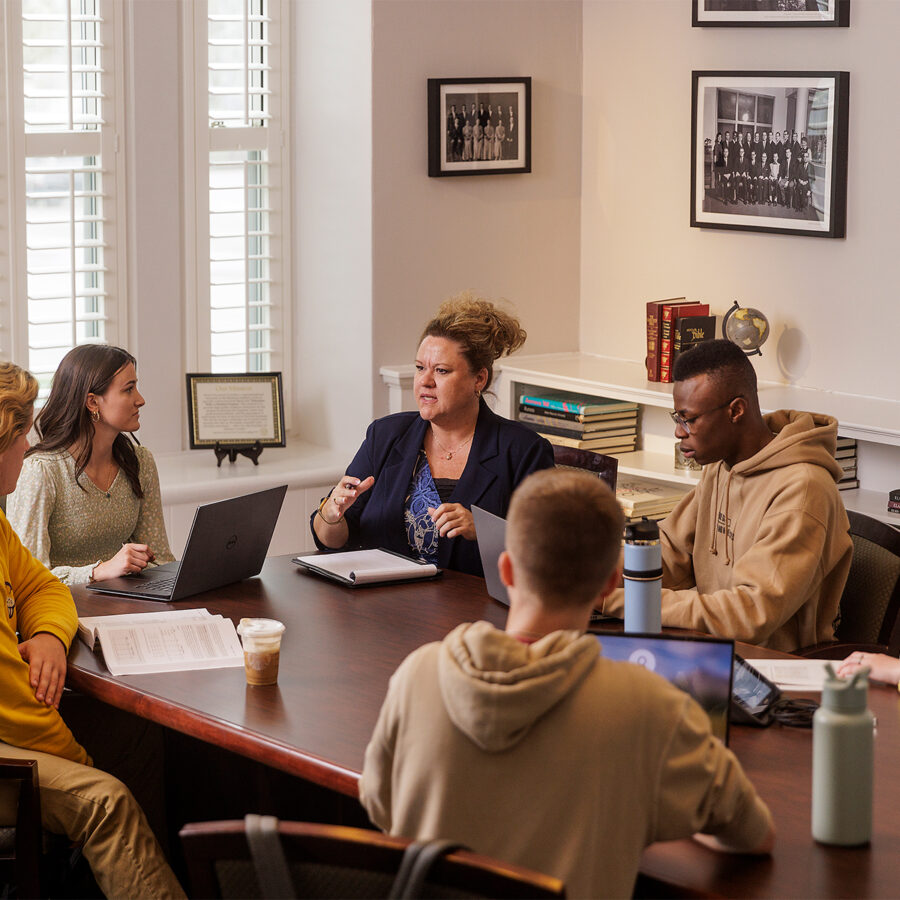 Dr. Amber Residori meets with students in Lee Conference Room.