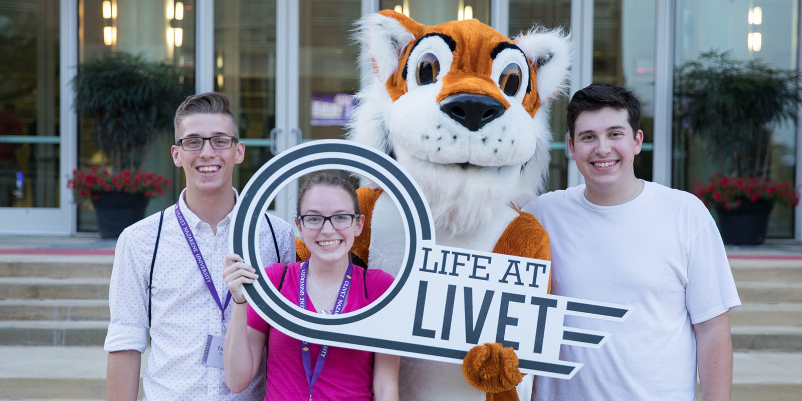 Olivet_Admissions_Orientation 2018_Toby Tiger with Students_Web2.jpg