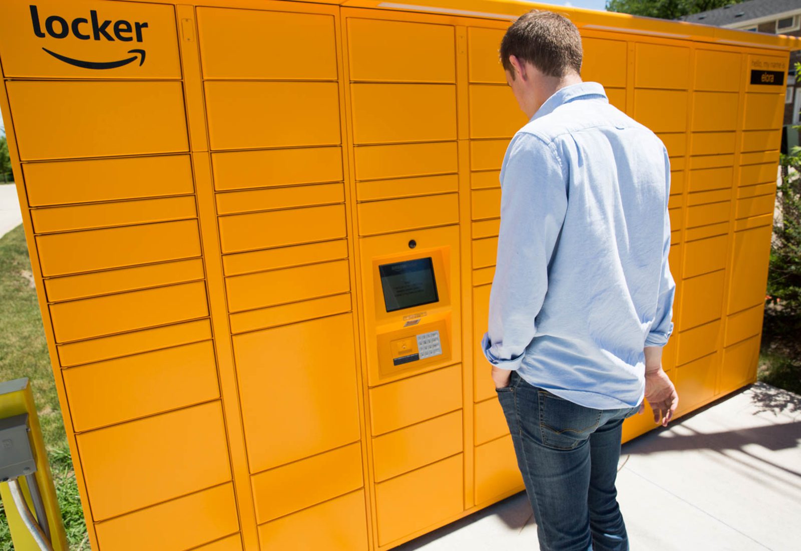 Olivet_Amazon Locker_on campus_student services_delivery_2018_Web.jpg