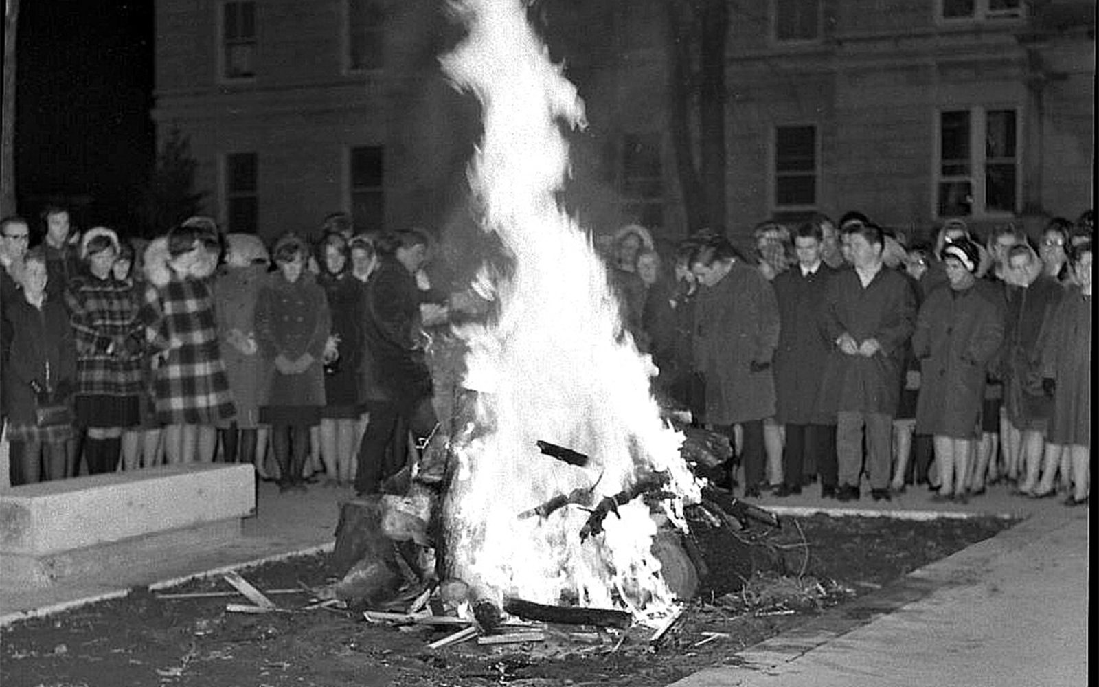 Olivet_Christams_holiday_traditions_campus_nostalgia_University_archives_bonfire_web10.jpg