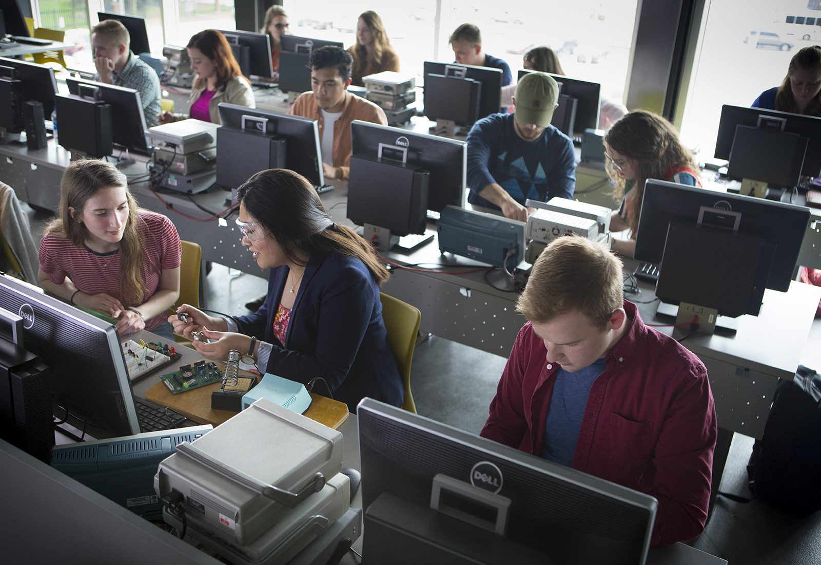 Olivet_Walker School of Engineering_College of Distinction_recognition_students_classroom_Web.jpg