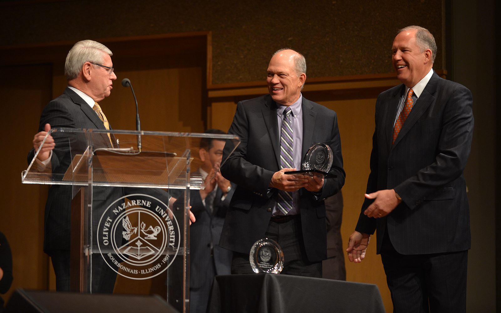 Olivet_athletics_Ralph Hodge_tribute_O Award_Web.jpg