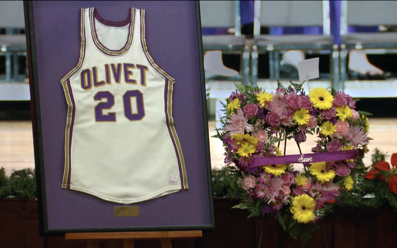 Ralph Hodge basketball jersey at funeral service Dec 3 2018.jpeg