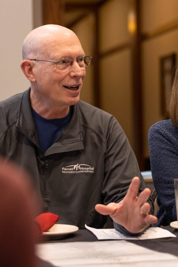 Dr. Mike Pyle catches up with local alumni over dinner