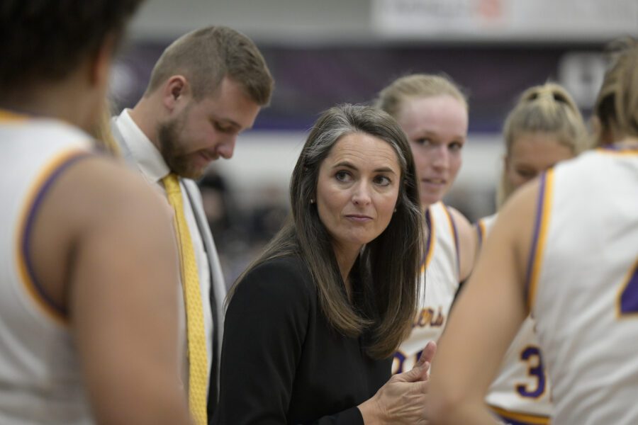 women's basketball huddle