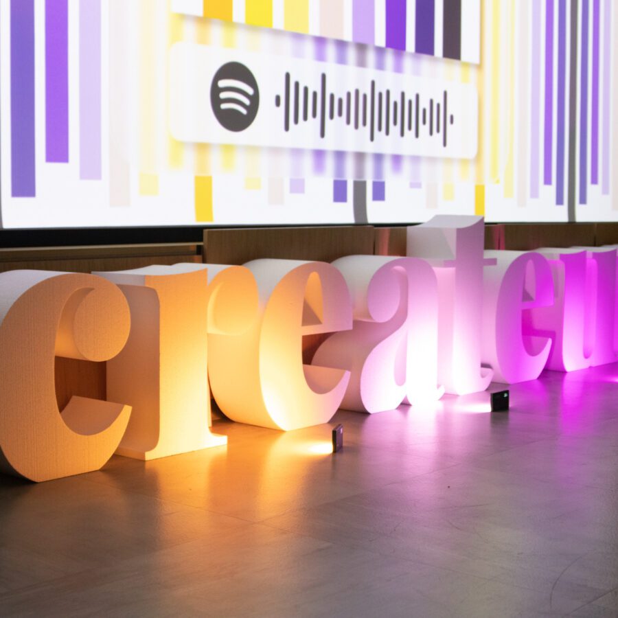 Createur sign on stage