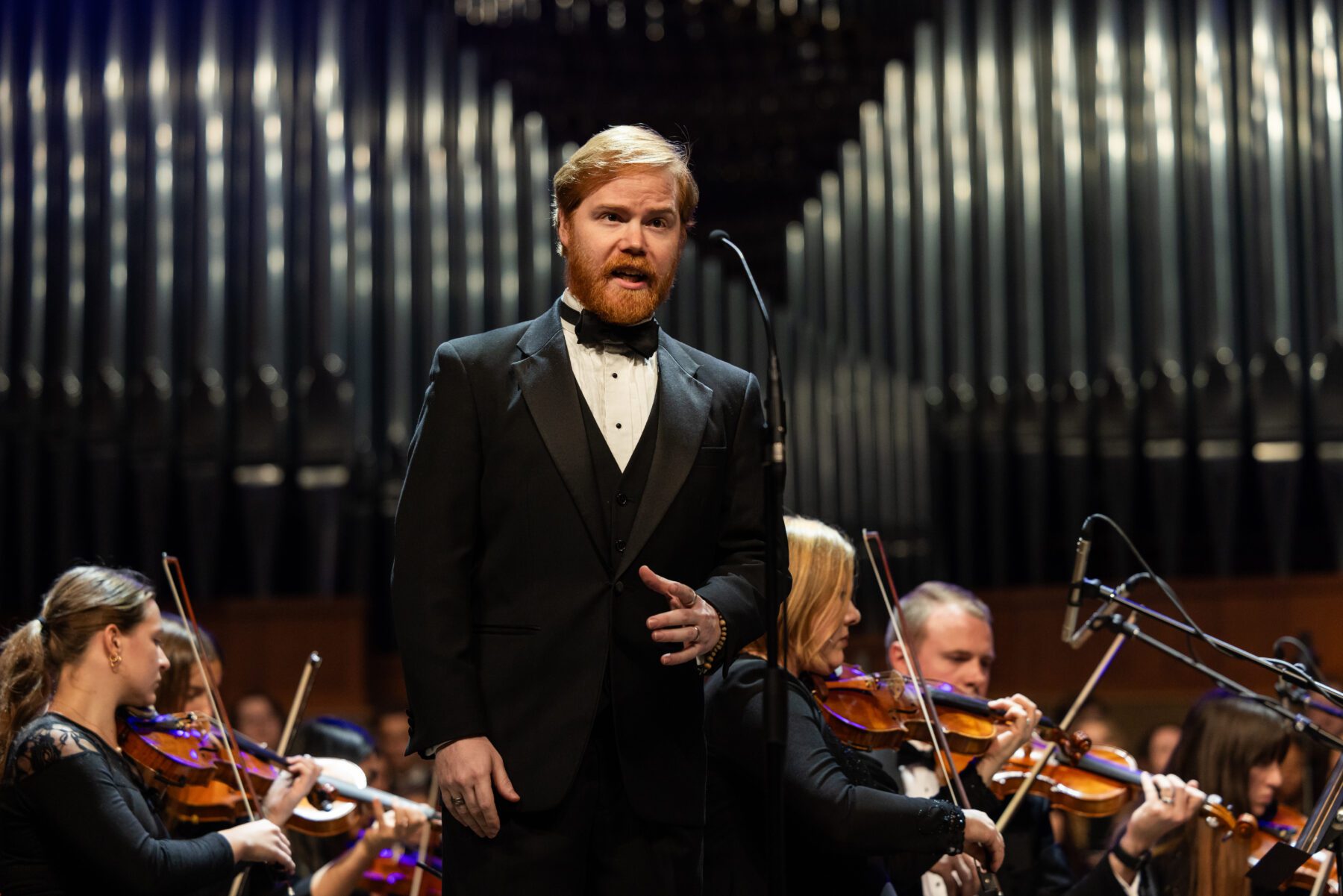 A close up shot of Reuben Lillie singing during the homecoming concert.