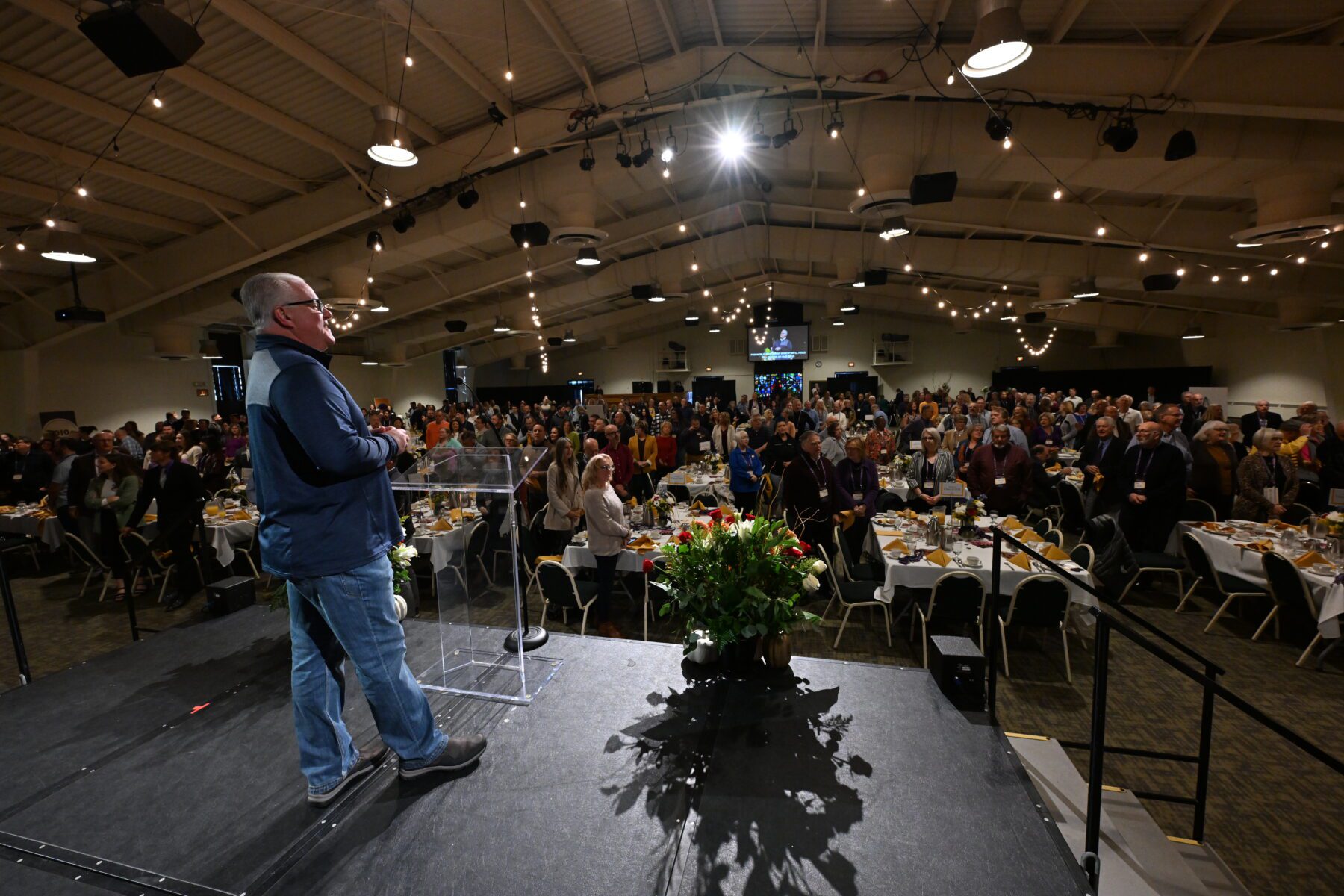 A group photo of the class reunion dinner