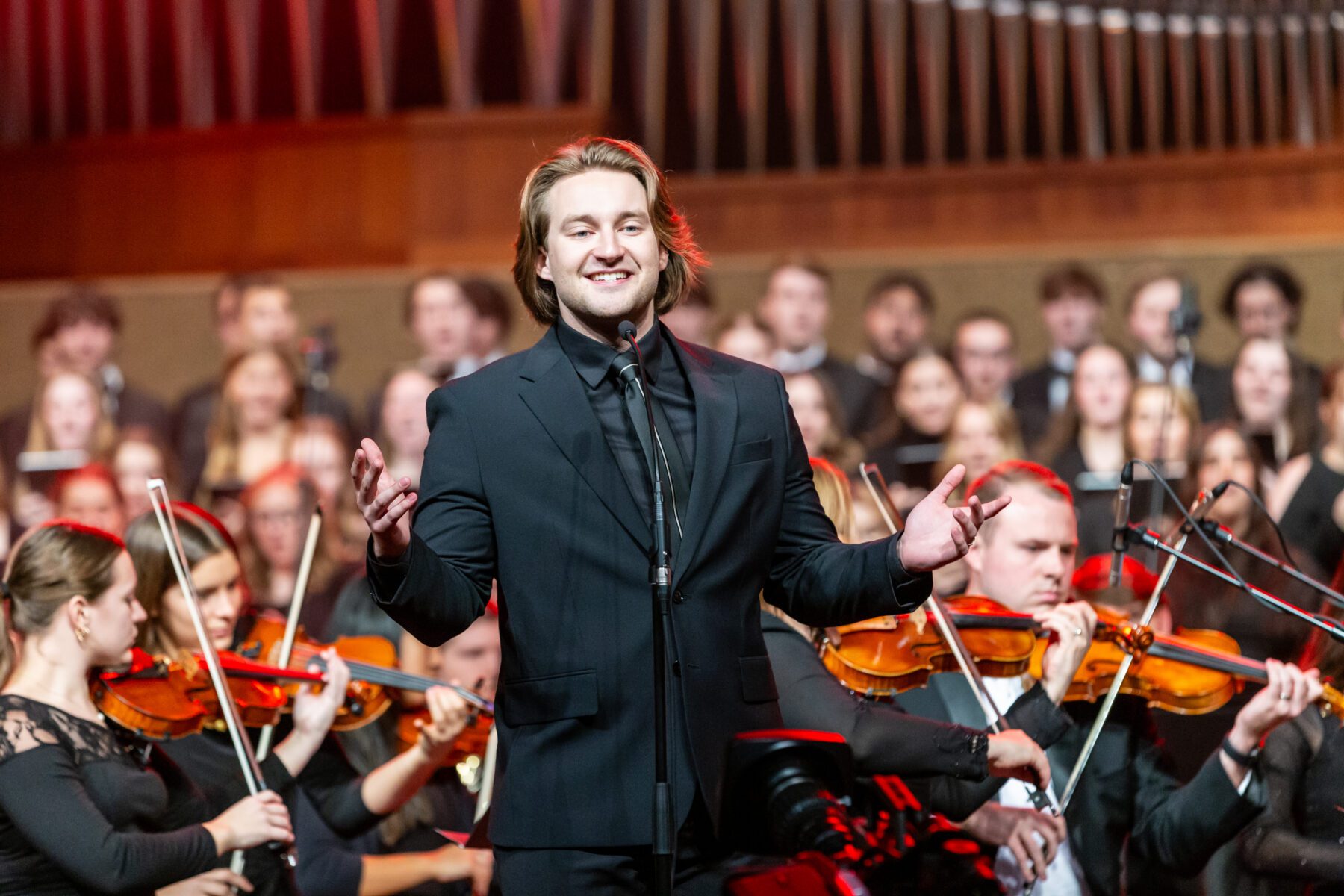 Andrew McBurnie sings his solo for the Homecoming Concert.