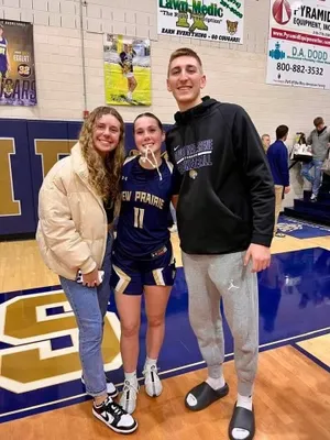 Jayden Flagg, center, pictured with ONU basketball players Kendal Rolison, left, and Caleb Swearingen, right. Photo by Flagg Family.