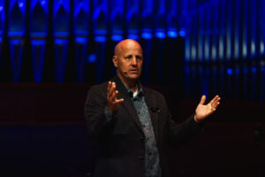 A picture of Earl Srals giving his main talk