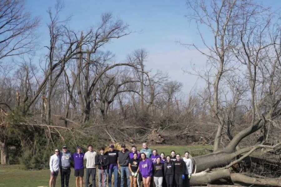 A picture of the golf team during the clean up