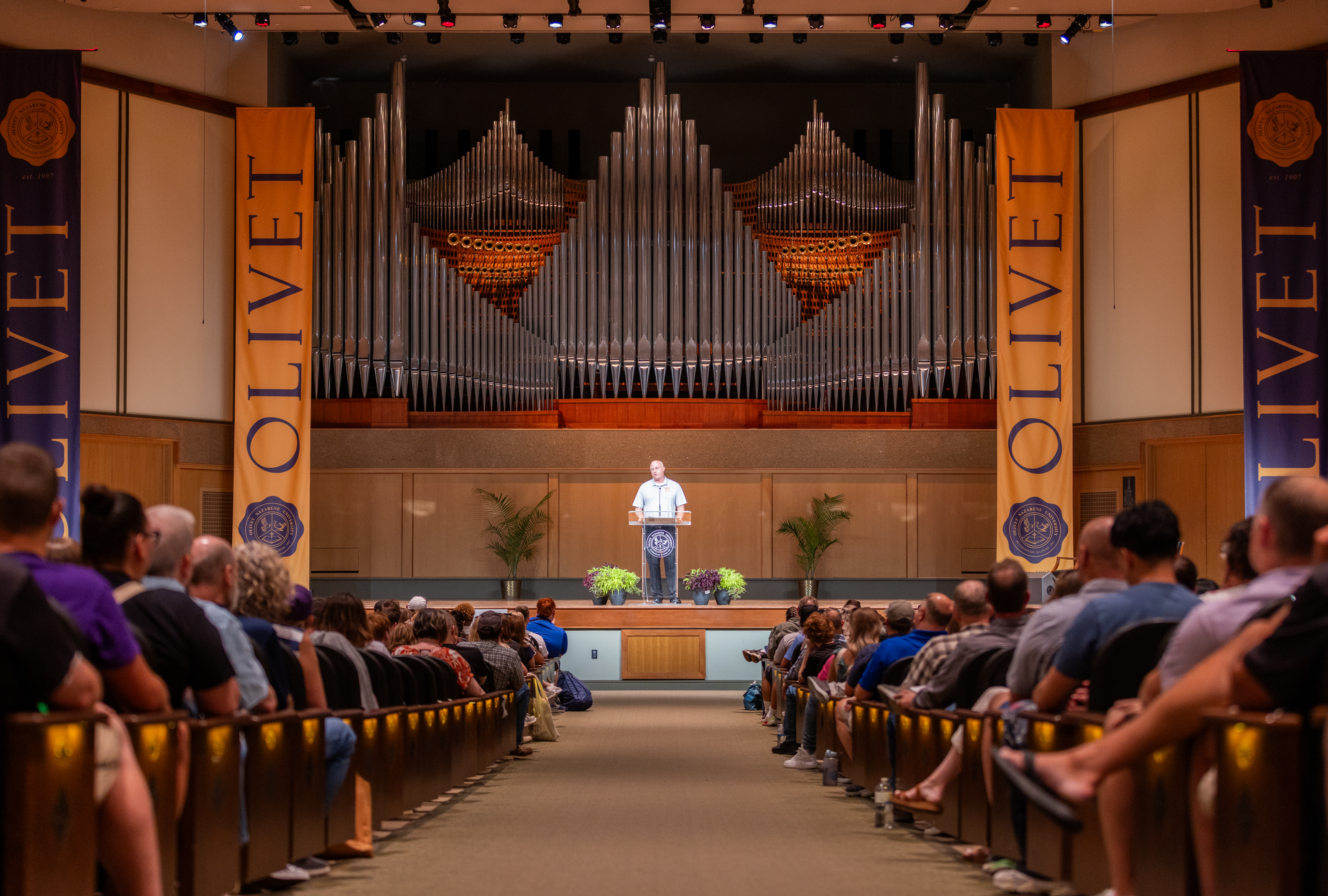A picture of the main session of Orientation in ONU's chapel