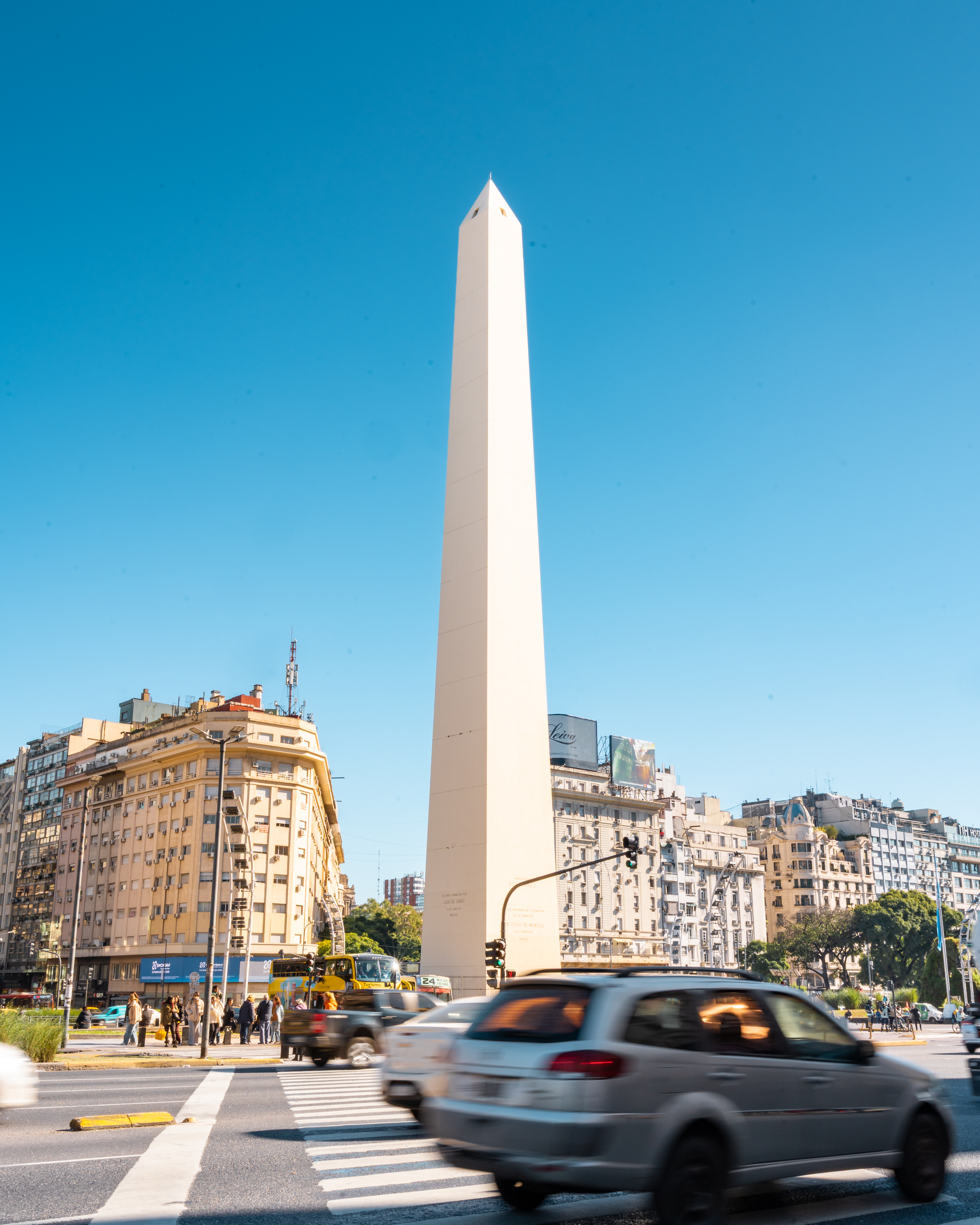 A picture of an intersection in Argentina.