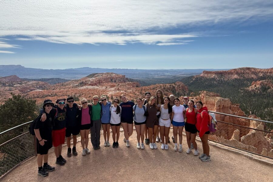 A picture of students and leaders at the end of their hike.